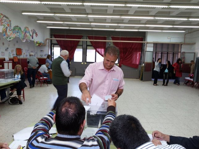 Pedro Escobar vota en Badajoz