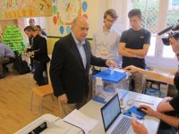 El ministro del Interior confía en una jornada de "absoluta normalidad" y anima a votar