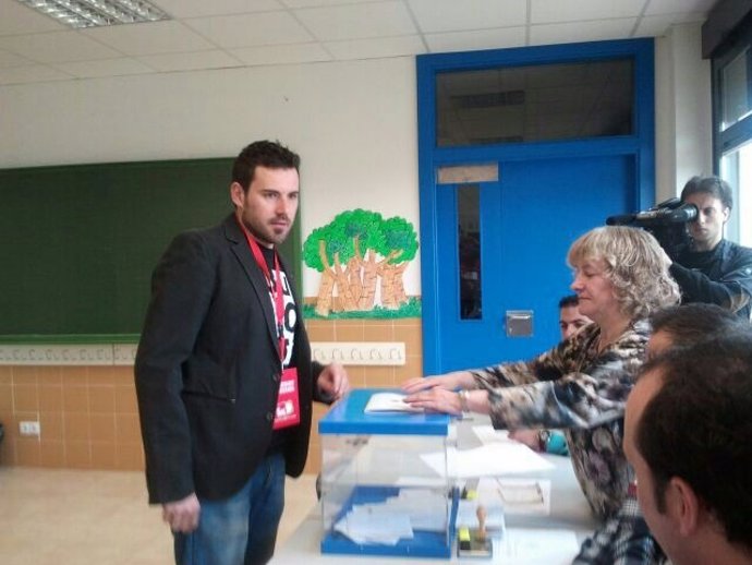Andrés Barrio acude a votar