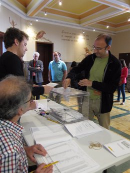 Paco Iturbe (la Izquierda Plural) ha votado en el Colegio Las Paulas de Zaragoza