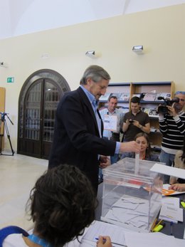 El cabeza de lista de IU al Parlamento Europeo, Willy Meyer, vota en Sanlúcar 