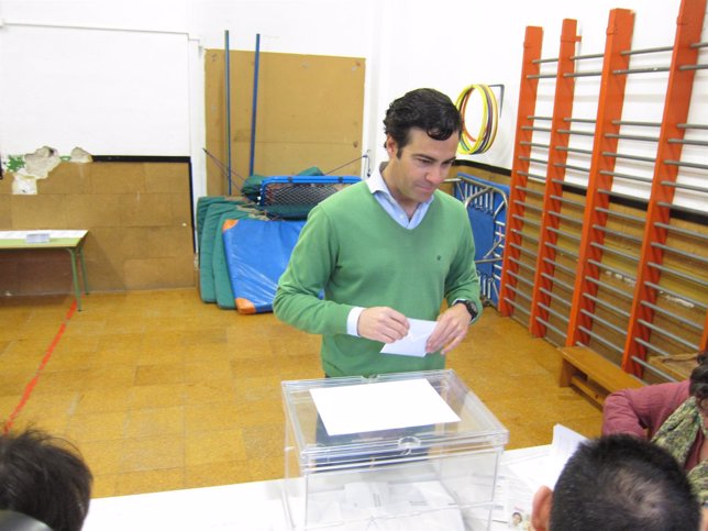 Pablo Zalba votando en las elecciones europeas.