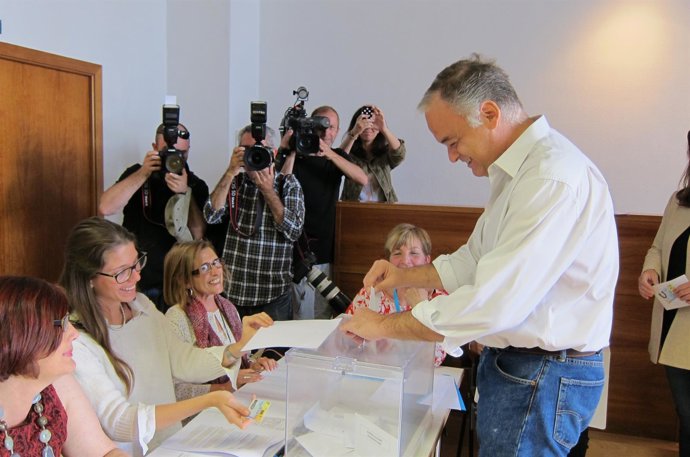 Esteban González Pons deposita su voto este 25M