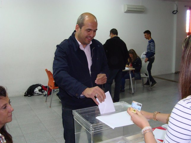 Juan Ramón Ferreria vota en Cáceres