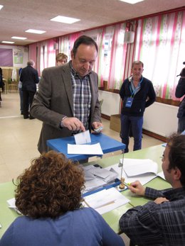 El presidente riojano, Pedro Sanz, deposita su papeleta en la urna