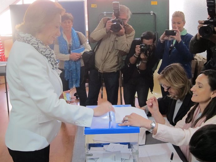 La presidenta del PP-Aragón, Luisa Fernanda Rudi, vota al Parlamento europeo