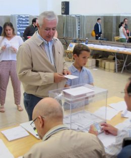 Javier Arenas vota en Sevilla