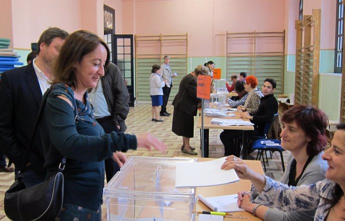 Labordeta, candidata de CHA, vota en las elecciones europeas de 2014