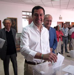 El presidente del PP-A, Juanma Moreno, votando en las elecciones europeas Málaga