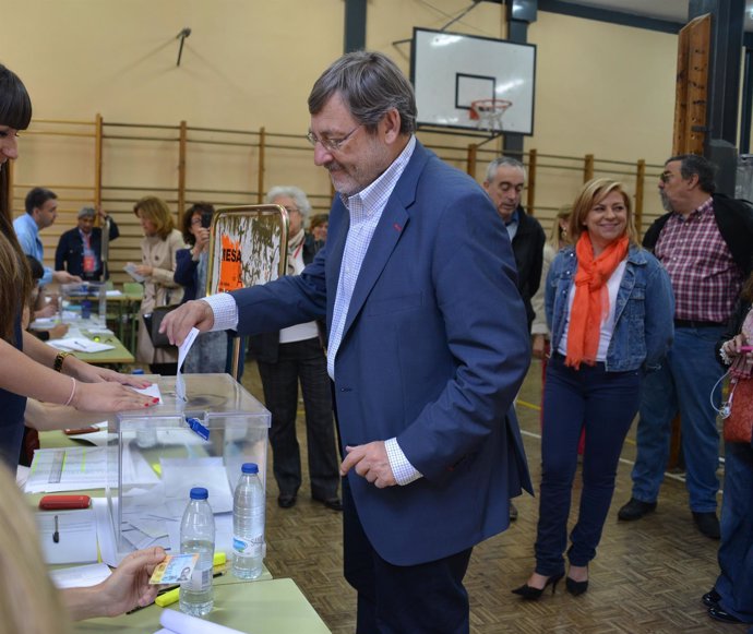 Lissavetzky deposita su voto para las elecciones al Parlamento Europeo
