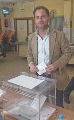 El candidato socialista al Parlamento Europeo Borja Cabezón, votando