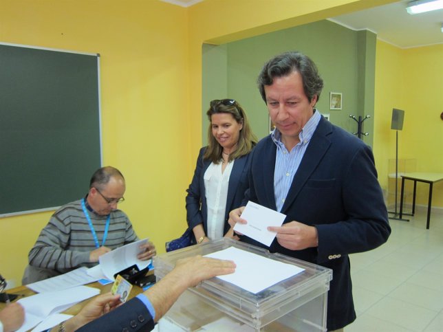 Carlos Floriano Votando En Cáceres