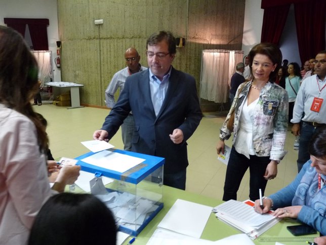 Guillermo Fernández Vara vota en Olivenza