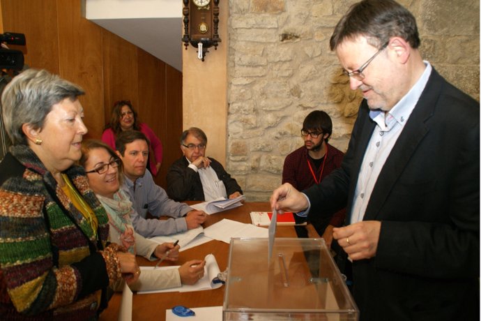 Ximo Puig depositando su voto para el Parlamento Europeo 