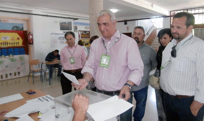Antonio Jesús Ruiz ejerce su derecho al voto