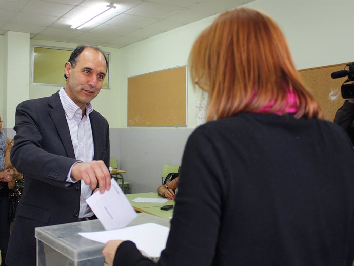 El presidente de Cantabria votando en las elecciones europeas