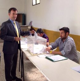 Martín de la Herrán vota en un colegio en Jerez de la Frontera