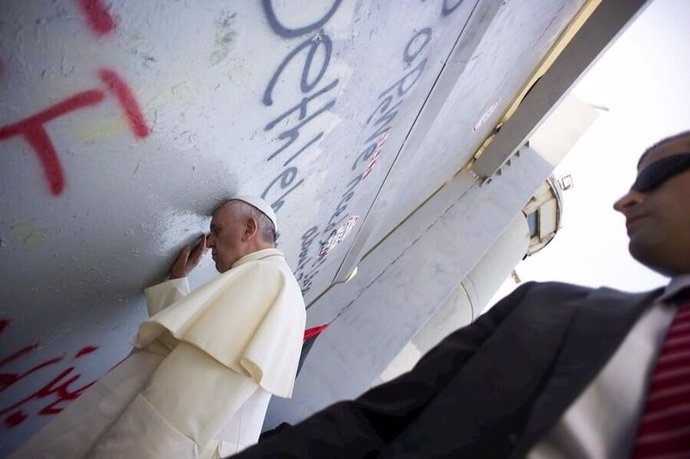 El Papa reza en muro entre Belén y Jerusalén