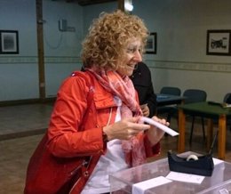 Eva Díaz Tezanos votando en las elecciones europeoas