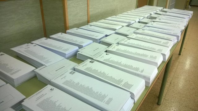 Papeletas de votación en un colegio electoral