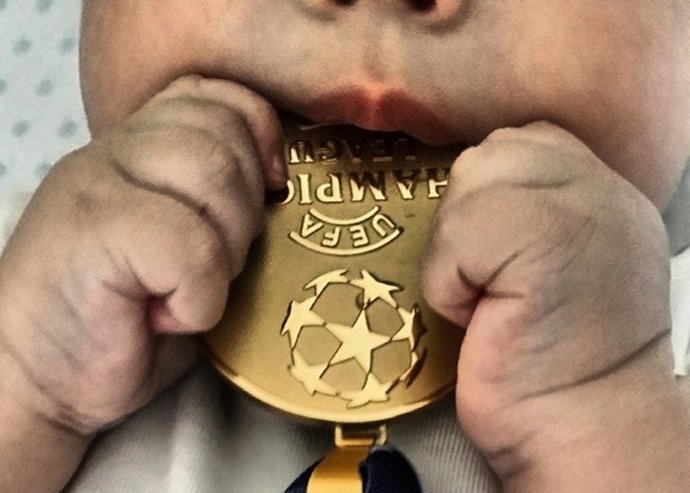 Iker Casillas celebra con su hijo Martín la Champions