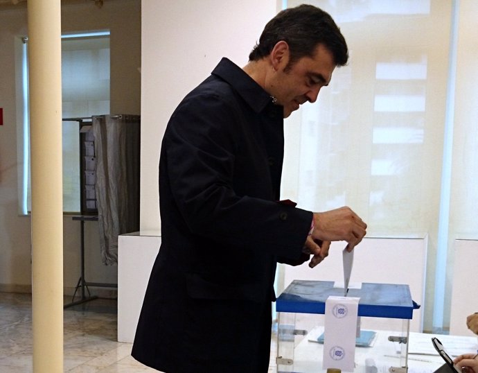 El eurodiputado Ricardo Cortés votando en las elecciones europeas