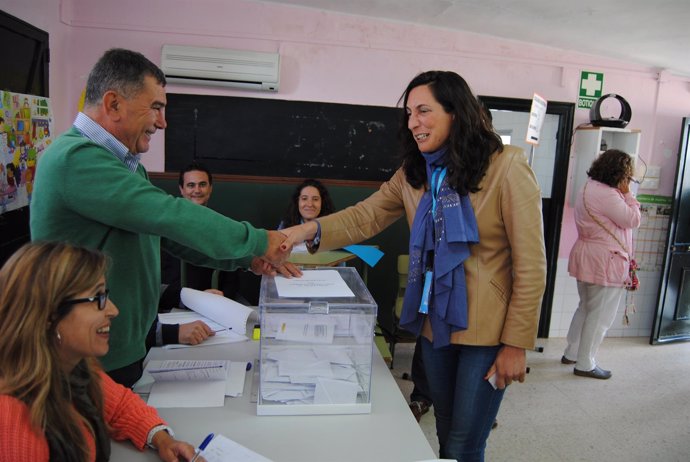 Loles López saluda al presidente de la mesa donde ha ejercido su derecho al voto