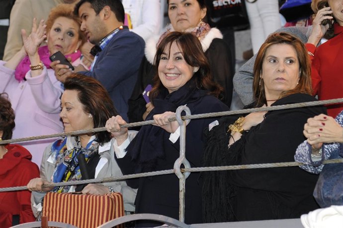 Carmen Martínez Bordiú viendo los toros               