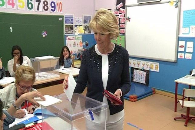 Esperanza Aguirre vota las elecciones europeas.