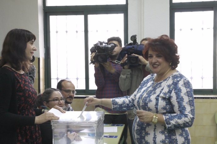 Teresa Jiménez vota en Granada