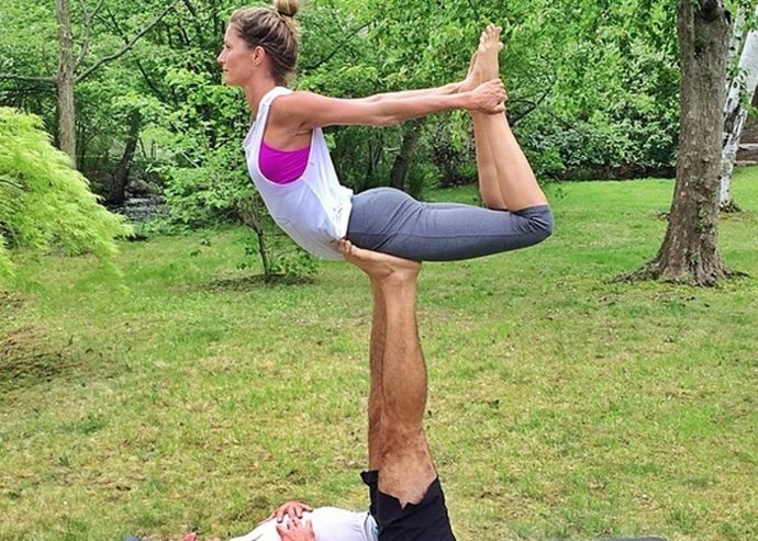 Apúntate a la última tendencia, el Acroyoga