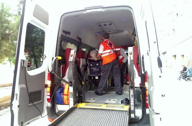 Cruz Roja traslada a personas con movilidad reducida a sus colegios electorales