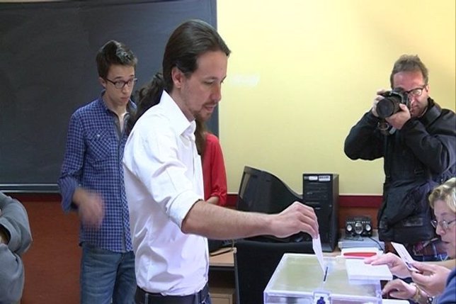 Pablo Iglesias vota en las elecciones europeas.