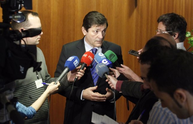 Javier Fernández atiende a los medios en la Junta General