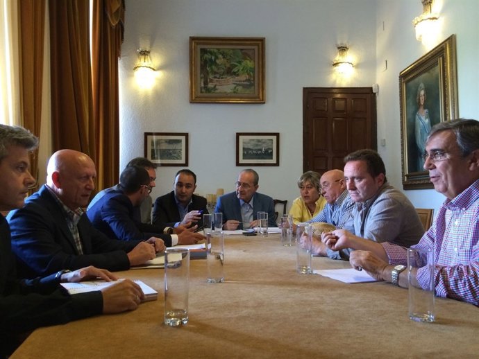 De la Torre con miembros de la sociedad Sunrise, extrabajadores de Isofotón