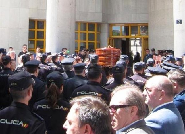 Féretro del policía apuñalado en Málaga