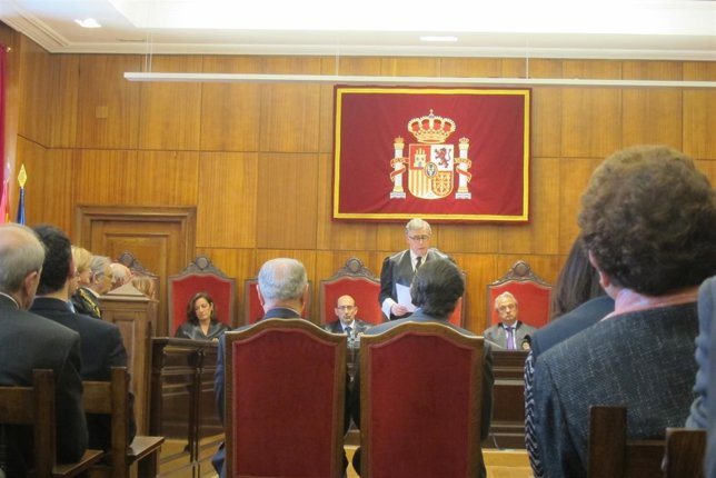 Ignacio Vidau lee su discurso ante Gabino de Lorenzo y Javier Fernández