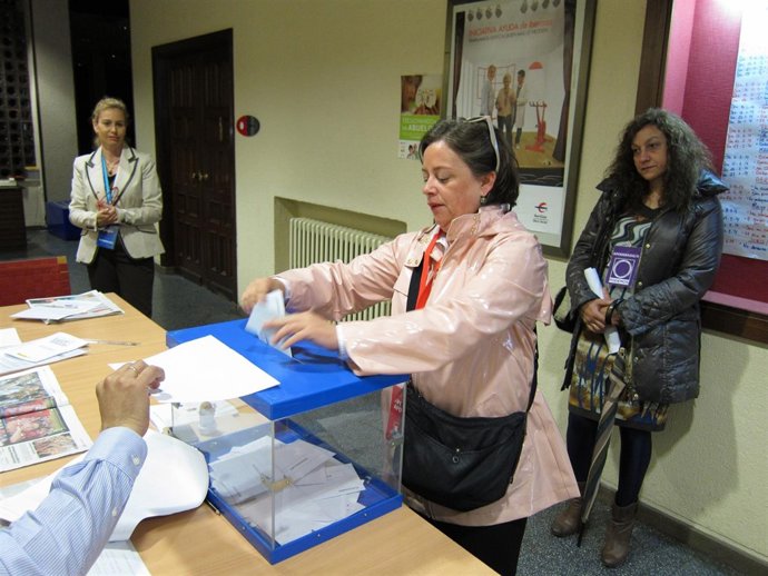 Henar Moreno de IU vota en las Europeas