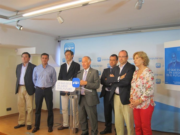 En el centro, el presidente del PP de Almería, Gabriel Amat