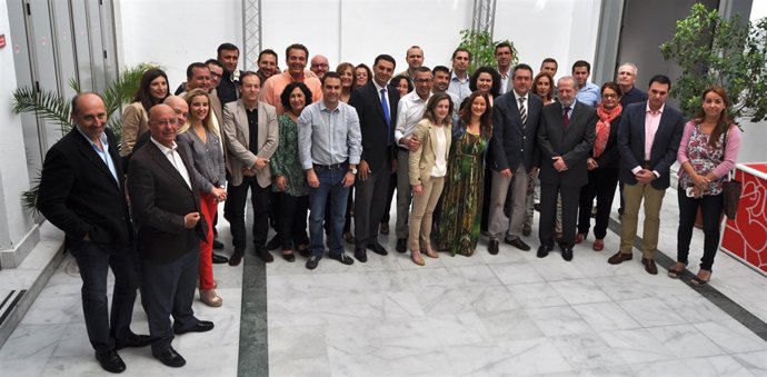 Los socialistas celebran su victoria.