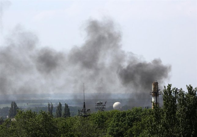 Smoke billows from Donetsk international airport during heavy fighting between U