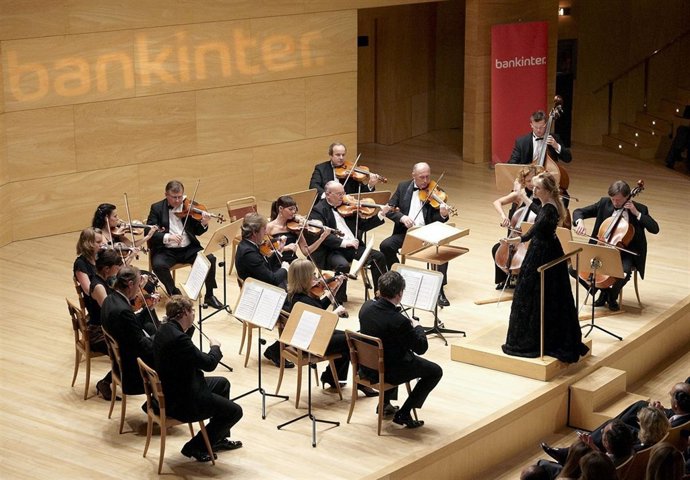 La directora de orquesta Inma Shara durante un concierto