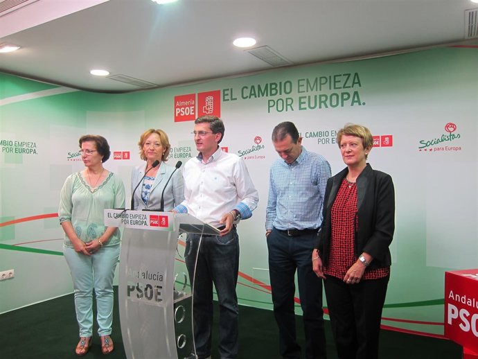 En el centro, el secretario provincial del PSOE, José Luis Sánchez Teruel