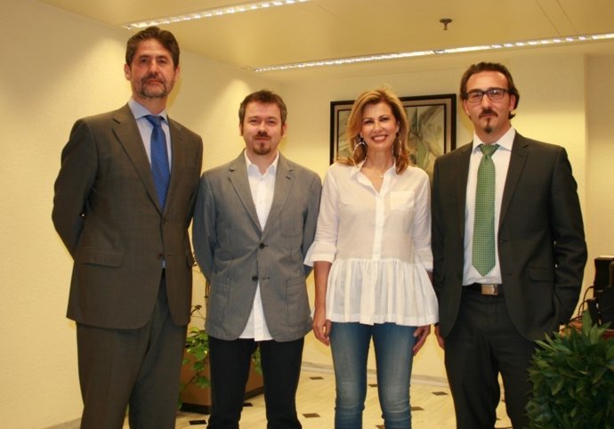 El director de la Fundación CajaSur (izda) con responsables de Aprosub y Singlab