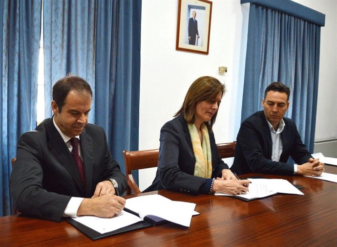 Miguel Sanz del Pozo y Rosario Andújar durante la firma del convenio