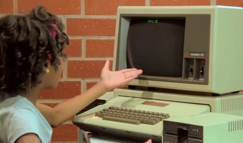 Niña reacciona a un Apple II