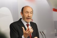 Rubalcaba dejará el liderazgo del PSOE tras 30 años en política en los que fue varias veces ministro y vicepresidente