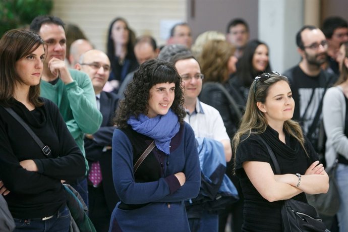 Un grupo de personas escucha el monólogo de Pablo Salaberri.
