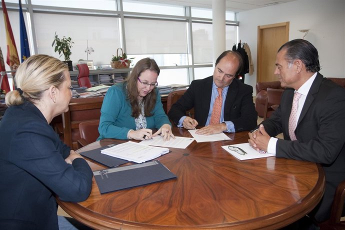 La consejera de Presidencia se reúne con los presidentes de las cámaras 