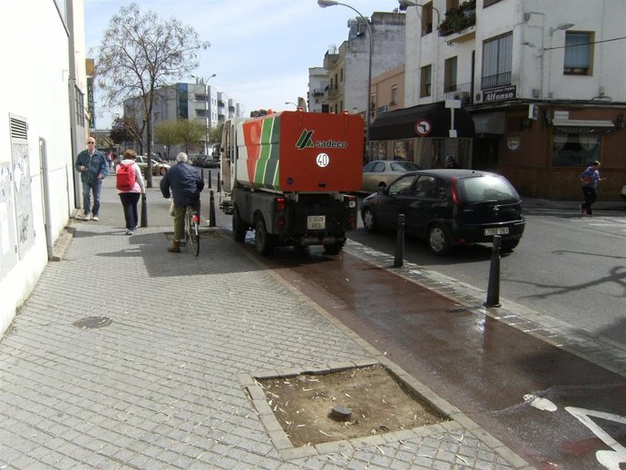 Una barredora de Sadeco actuando en la Avenida de Rabanales